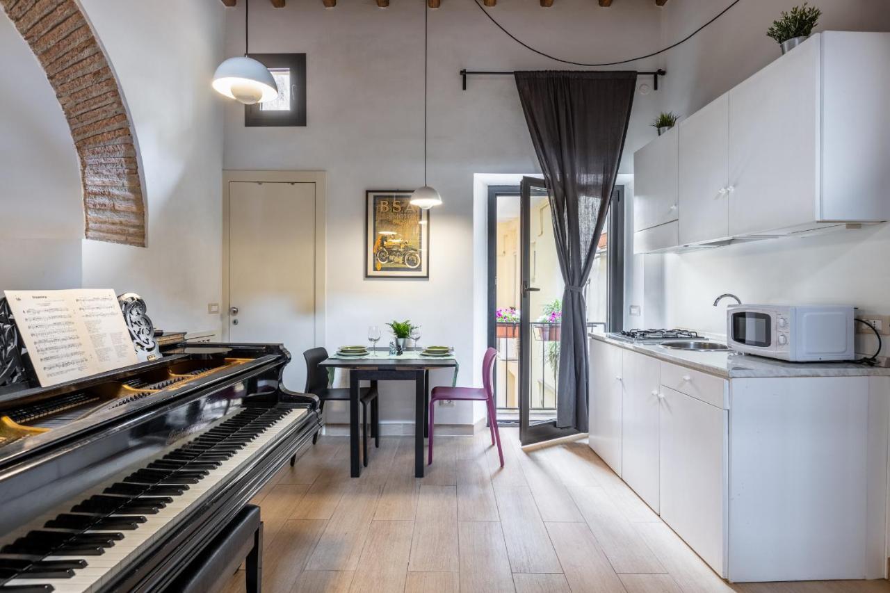 Musician Colosseo With Piano Appartement